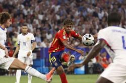 AYX SPORTS- 梅西新赛季技艺秀让对手无奈让球迷至嗨 